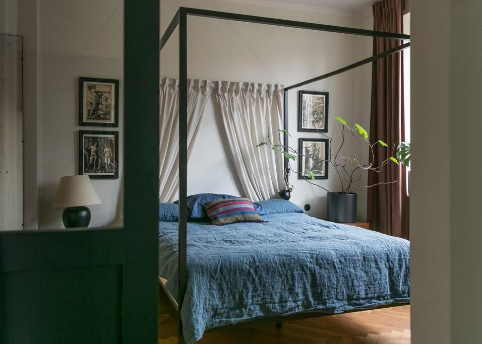Dark Blue Apartment وارسو المظهر الخارجي الصورة